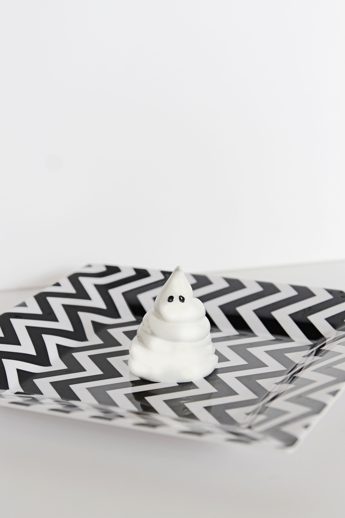 Sweets: DIY Halloween Meringue Ghosts — Pink Peppermint Design