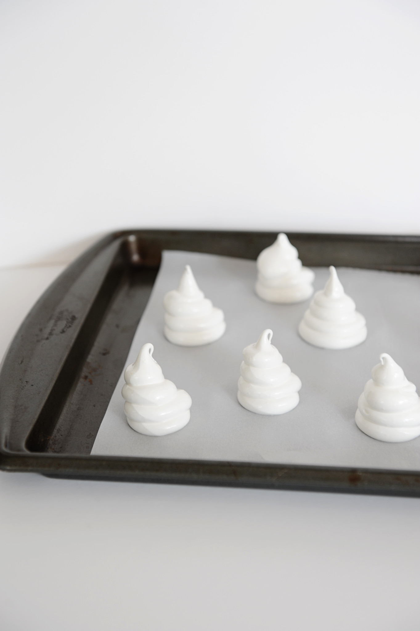 Sweets: DIY Halloween Meringue Ghosts — Pink Peppermint Design
