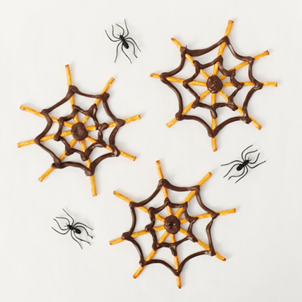 How to Make Cute and Easy Halloween Spider Web Pretzel Treats — Pink Peppermint Design