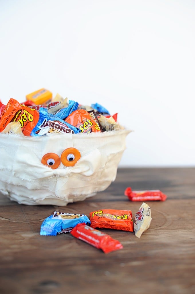 DIY Halloween Mummy Trick or Treat Bowl Craft