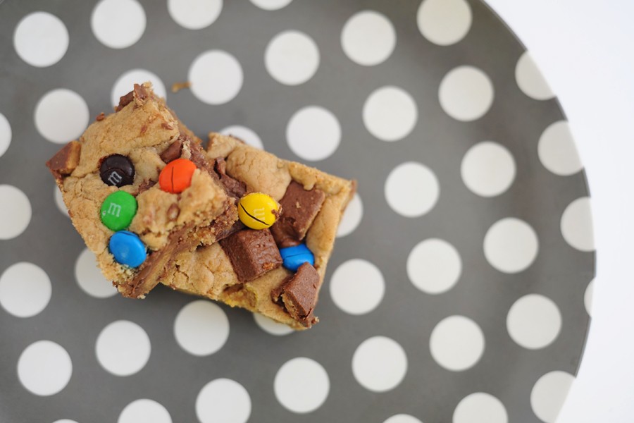 Easy Leftover Halloween Candy Recipes : Halloween Blondies —