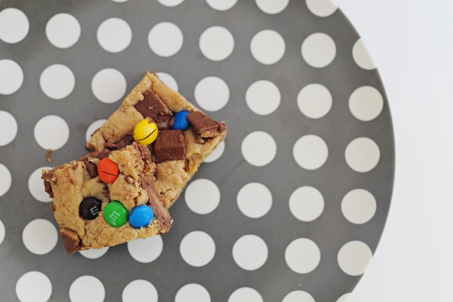 Easy Leftover Halloween Candy Recipes : Halloween Blondies —