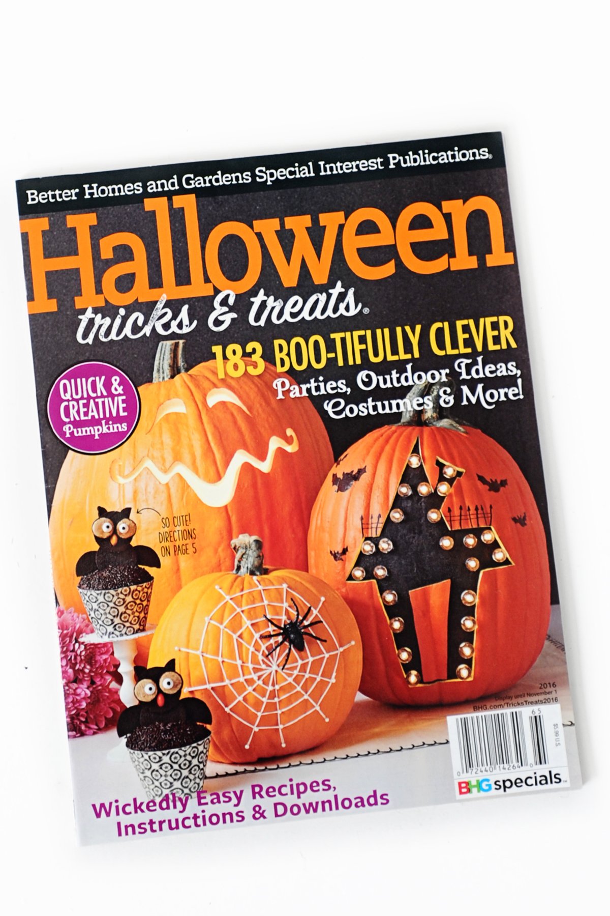 Better Homes & Gardens Halloween Tricks & Treats: The Editors of