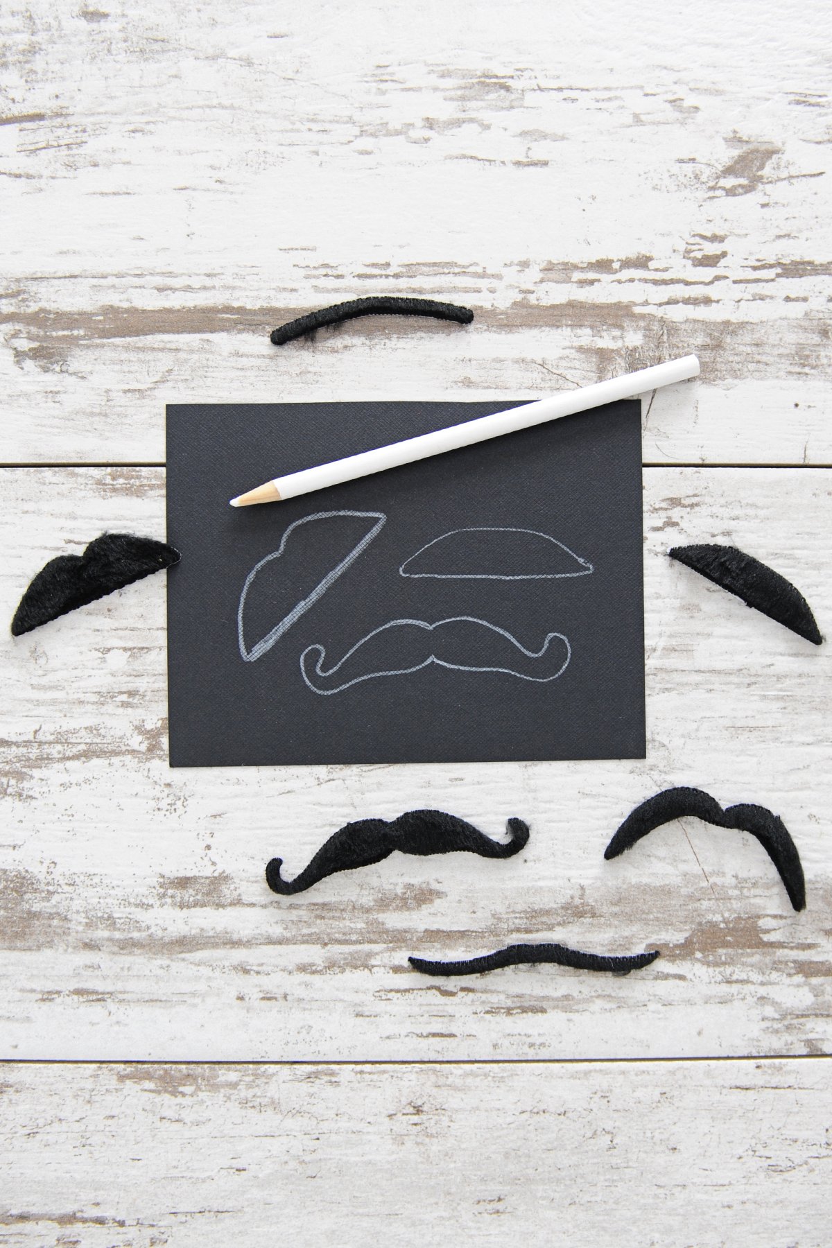 https://pinkpeppermintdesign.com/wp-content/uploads/2018/10/diy-mustache-straws-10.jpg