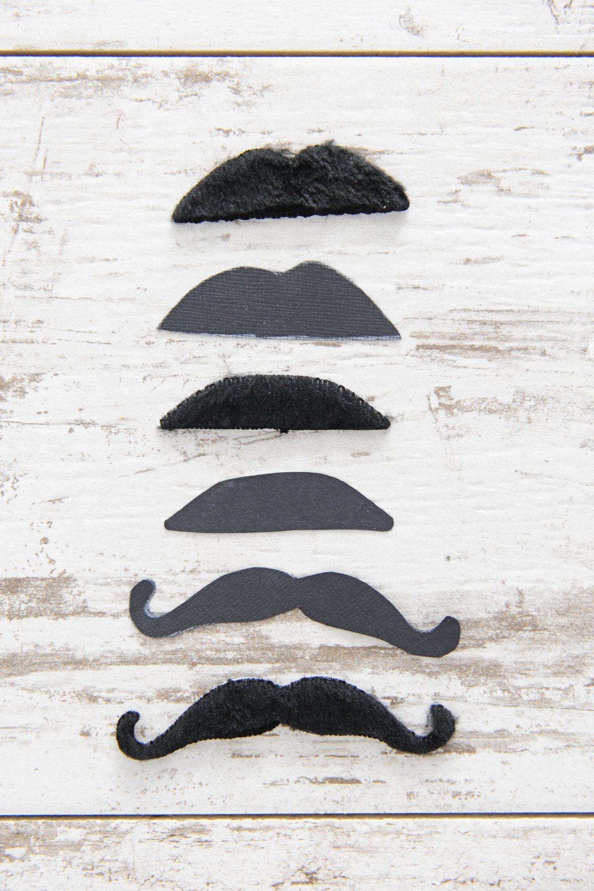 https://pinkpeppermintdesign.com/wp-content/uploads/2018/10/diy-mustache-straws-9.jpg