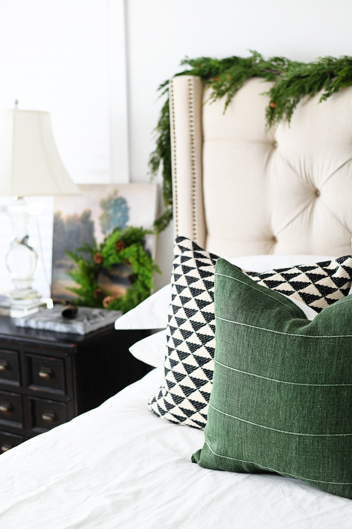 15 Beautiful Christmas Room Ideas : Our Christmas Bedroom Decor ...