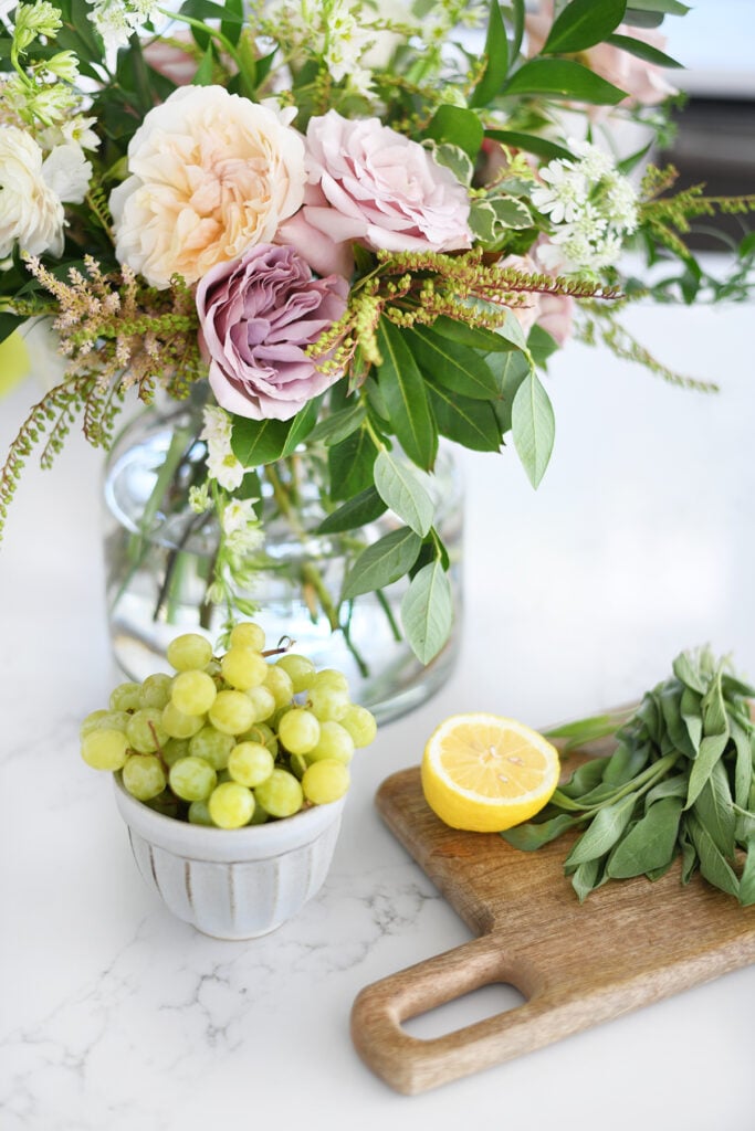 How to Make a Pretty Flower Arrangement with Grocery Store Flowers ...