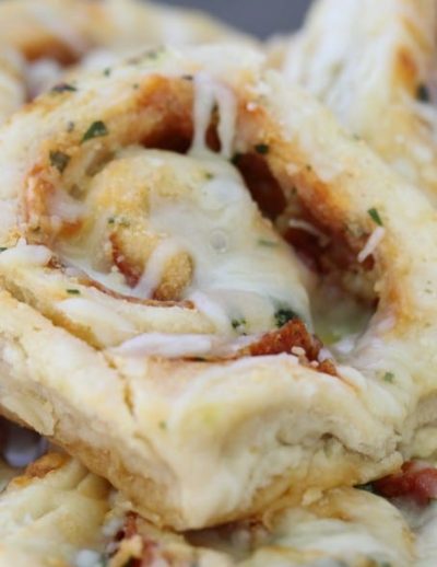 Cheesy garlic pizza rolls 1